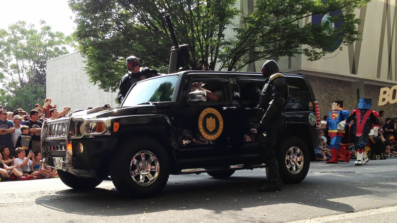 Illustration for article titled Vehicles Of The 2013 DragonCon Parade - Photo Dump